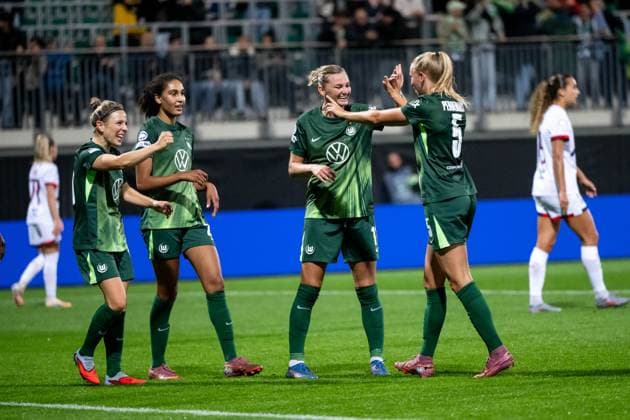 Svenja Huth (VfL Wolfsburg, 10), Cora Zicai (VfL Wolfsburg, 28), Alexandra Popp (VfL Wolfsburg, 11), Ella Peddemors (VfL Wolfsburg, 05) jubeln ueber das Tor zum 2:0, GER, VfL Wolfsburg (WOB) vs Paris Saint Germain (PSG), Fussball Uefa Womens Champions League, Ligaphase, 1. Spieltag, Saison 2025 2026, 08.10.2025 GER, VfL Wolfsburg vs Paris Saint Germain, Fussball Uefa Womens Champions League, Ligaphase, 1. Spieltag, Saison 2025 2026, 08.10.2025 Wolfsburg Copyright: xEibner-Pressefoto Memmlerx EP_MMR