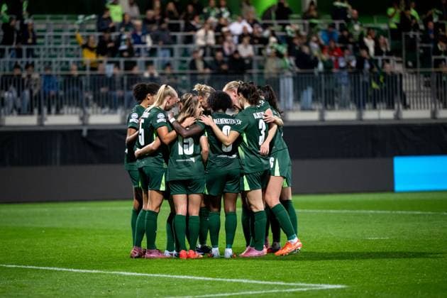 Cora Zicai (VfL Wolfsburg, 28), Ella Peddemors (VfL Wolfsburg, 05), Janou Levels (VfL Wolfsburg, 15), Lineth Beerensteyn (VfL Wolfsburg, 09), Caitlin Dijkstra (VfL Wolfsburg, 03) und Team jubeln ueber das Tor zum 2:0, GER, VfL Wolfsburg (WOB) vs Paris Saint Germain (PSG), Fussball Uefa Womens Champions League, Ligaphase, 1. Spieltag, Saison 2025 2026, 08.10.2025 GER, VfL Wolfsburg vs Paris Saint Germain, Fussball Uefa Womens Champions League, Ligaphase, 1. Spieltag, Saison 2025 2026, 08.10.2025 Wolfsburg Copyright: xEibner-Pressefoto Memmlerx EP_MMR