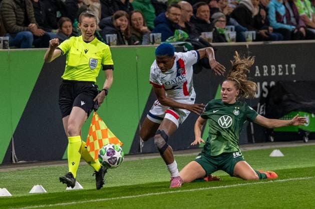 Deutschland, Fussball, UEFA, Women™s Champions League, 1. Spieltag 2025 2026, VfL Wolfsburg - Paris St. Germain am 08.10. in Wolfsburg (AOK-Stadion): Janou Levels (VfL Wolfsburg 15) im Laufduell mit Rasheedat Ajibade (Paris Saint-Germain 10) Copyright: xSvenxHeidmannx