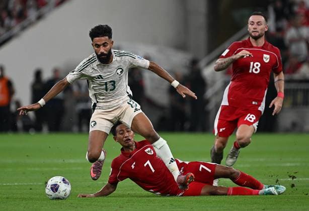 Fourth round of the AFC qualifiers for the 2026 FIFA World Cup, WM, Weltmeisterschaft, Fussball between Saudi Arabia and Indonesia Nawaf Bu Washl battles for the ball .Fourth round of the AFC qualifiers for the 2026 FIFA World Cup between Saudi Arabia and Indonesia. 7 October 2025 at Al-Inma Stadium in King Abdullah Sports City, Jeddah.