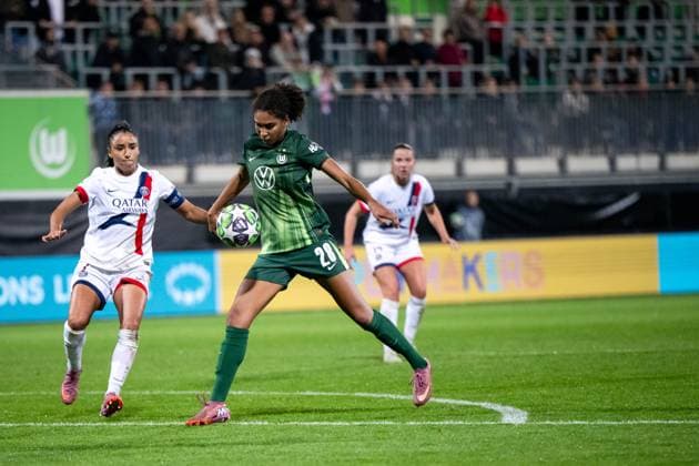 Cora Zicai (VfL Wolfsburg, 28) im Zweikampf mit Sakina Karchaoui (Paris Saint Germain, 07), GER, VfL Wolfsburg (WOB) vs Paris Saint Germain (PSG), Fussball Uefa Womens Champions League, Ligaphase, 1. Spieltag, Saison 2025 2026, 08.10.2025 GER, VfL Wolfsburg vs Paris Saint Germain, Fussball Uefa Womens Champions League, Ligaphase, 1. Spieltag, Saison 2025 2026, 08.10.2025 Wolfsburg Copyright: xEibner-Pressefoto Memmlerx EP_MMR