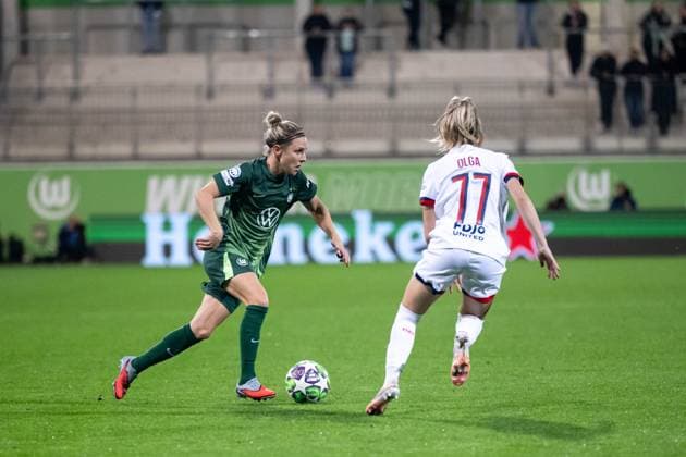 Svenja Huth (VfL Wolfsburg, 10) im Zweikampf mit Olga Carmona (Paris Saint Germain, 77), GER, VfL Wolfsburg (WOB) vs Paris Saint Germain (PSG), Fussball Uefa Womens Champions League, Ligaphase, 1. Spieltag, Saison 2025 2026, 08.10.2025 GER, VfL Wolfsburg vs Paris Saint Germain, Fussball Uefa Womens Champions League, Ligaphase, 1. Spieltag, Saison 2025 2026, 08.10.2025 Wolfsburg Copyright: xEibner-Pressefoto Memmlerx EP_MMR