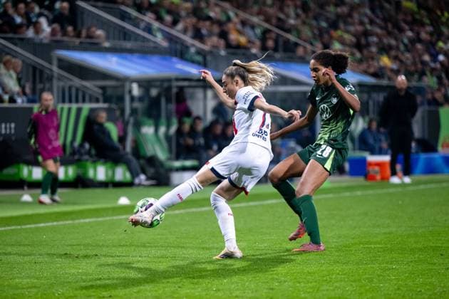 Olga Carmona (Paris Saint Germain, 77) im Zweikampf mit Cora Zicai (VfL Wolfsburg, 28), GER, VfL Wolfsburg (WOB) vs Paris Saint Germain (PSG), Fussball Uefa Womens Champions League, Ligaphase, 1. Spieltag, Saison 2025 2026, 08.10.2025 GER, VfL Wolfsburg vs Paris Saint Germain, Fussball Uefa Womens Champions League, Ligaphase, 1. Spieltag, Saison 2025 2026, 08.10.2025 Wolfsburg Copyright: xEibner-Pressefoto Memmlerx EP_MMR
