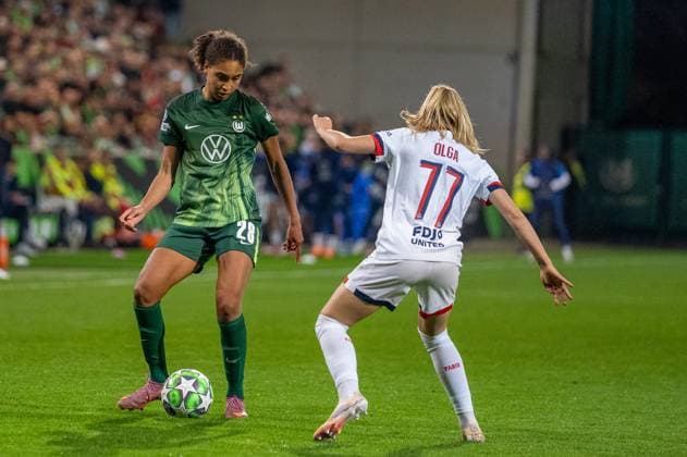 Deutschland, Fussball, UEFA, Women™s Champions League, 1. Spieltag 2025 2026, VfL Wolfsburg - Paris St. Germain am 08.10. in Wolfsburg (AOK-Stadion): Cora Zicai (VfL Wolfsburg 28) im Zweikampf mit Olga (Paris Saint-Germain 77) Copyright: xSvenxHeidmannx