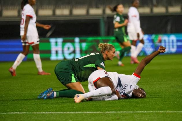 Wolfsburg, Deutschland 08. Oktober 2025: Champions League - Frauen - 2025 2026 - VfL Wolfsburg vs. Paris Saint-Germain Im Bild: v.li. Alexandra Popp (VfL) verletzt Griedge Mbock (PSG) im Zweikampf, sodass sie behandelt werden muss AOK Stadion Niedersachsen Copyright: xFotostandx xFantinix