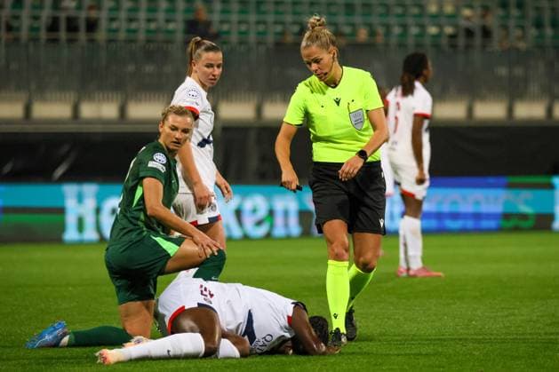 Wolfsburg, Deutschland 08. Oktober 2025: Champions League - Frauen - 2025 2026 - VfL Wolfsburg vs. Paris Saint-Germain Im Bild: v.li. Alexandra Popp (VfL) verletzt Griedge Mbock (PSG) im Zweikampf, sodass sie behandelt werden muss AOK Stadion Niedersachsen Copyright: xFotostandx xFantinix