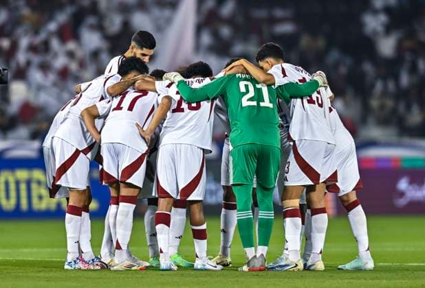 QATAR V OMAN-2026 FIFA World Cup, WM, Weltmeisterschaft, Fussball ASIAN QUALIFIER PLAYOFFS Qatar players gather before kick-off FIFA World Cup 2026 AFC Asian qualifiers playoffs group A match between Qatar v Oman at Jassim Bin Hamad Stadium in Doha, Qatar, on October 8, 2025. DOHA Qatar Copyright: xNOUSHADx
