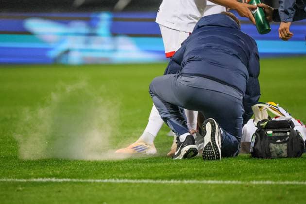 Wolfsburg, Deutschland 08. Oktober 2025: Champions League - Frauen - 2025 2026 - VfL Wolfsburg vs. Paris Saint-Germain Im Bild: Symbolbild Eisspray bei medizinischer Erstversorgung auf dem Spielfeld AOK Stadion Niedersachsen Copyright: xFotostandx xFantinix