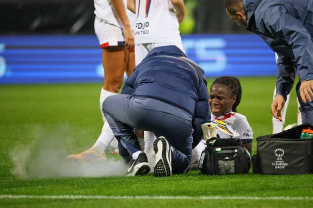 Wolfsburg, Deutschland 08. Oktober 2025: Champions League - Frauen - 2025 2026 - VfL Wolfsburg vs. Paris Saint-Germain Im Bild: Griedge Mbock (PSG) verletzt sich beim Zweikampf, sodass sie mit Eisspray behandelt werden muss AOK Stadion Niedersachsen Copyright: xFotostandx xFantinix