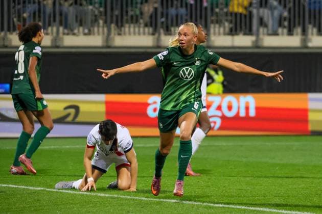 Wolfsburg, Deutschland 08. Oktober 2025: Champions League - Frauen - 2025 2026 - VfL Wolfsburg vs. Paris Saint-Germain Im Bild: Torschützin Ella Peddemors (VfL) macht das Tor zum 2:0 für den VfL Wolfsburg und jubelt AOK Stadion Niedersachsen Copyright: xFotostandx xFantinix