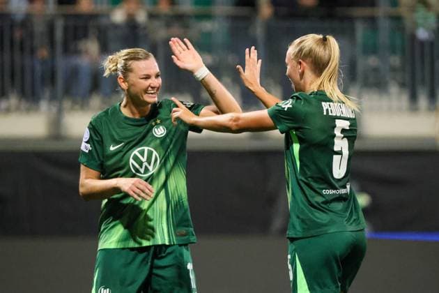 Wolfsburg, Deutschland 08. Oktober 2025: Champions League - Frauen - 2025 2026 - VfL Wolfsburg vs. Paris Saint-Germain Im Bild: v.li. die Zweite Torschützin Ella Peddemors (VfL) macht das Tor zum 2:0 für den VfL Wolfsburg und jubelt mit Alexandra Popp (VfL) AOK Stadion Niedersachsen Copyright: xFotostandx xFantinix