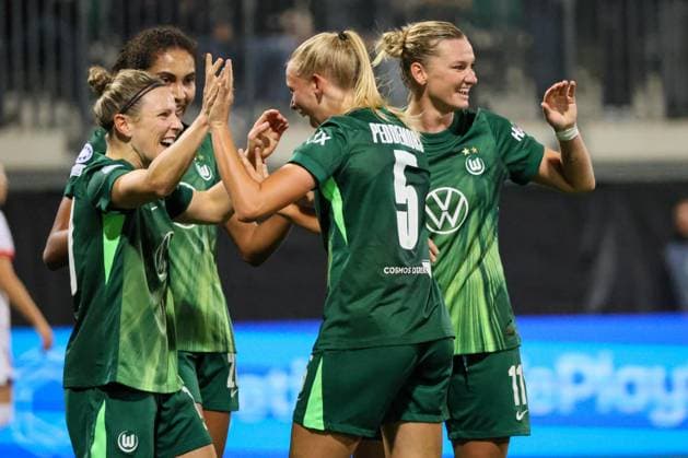Wolfsburg, Deutschland 08. Oktober 2025: Champions League - Frauen - 2025 2026 - VfL Wolfsburg vs. Paris Saint-Germain Im Bild: v.li. die Dritte Torschützin Ella Peddemors (VfL) macht das Tor zum 2:0 für den VfL Wolfsburg und jubelt mit Svenja Huth (VfL) und Cora Zicai (VfL) und Alexandra Popp (VfL) AOK Stadion Niedersachsen Copyright: xFotostandx xFantinix