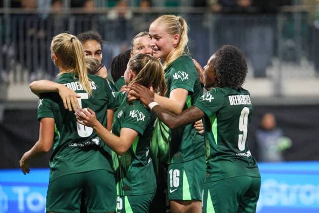 ^2Wolfsburg, Deutschland 08. Oktober 2025: Champions League - Frauen - 2025 2026 - VfL Wolfsburg vs. Paris Saint-Germain Im Bild: v.li. Torschützin Ella Peddemors (VfL) macht das Tor zum 2:0 für den VfL Wolfsburg und jubelt mit ihren Mannschaftskolleginnen AOK Stadion Niedersachsen Copyright: xFotostandx xFantinix