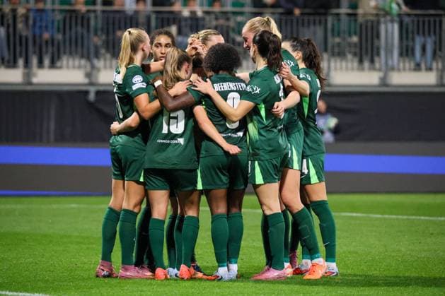 Wolfsburg, Deutschland 08. Oktober 2025: Champions League - Frauen - 2025 2026 - VfL Wolfsburg vs. Paris Saint-Germain Im Bild: v.li. Torschützin Ella Peddemors (VfL) macht das Tor zum 2:0 für den VfL Wolfsburg und jubelt mit ihren Mannschaftskolleginnen AOK Stadion Niedersachsen Copyright: xFotostandx xFantinix