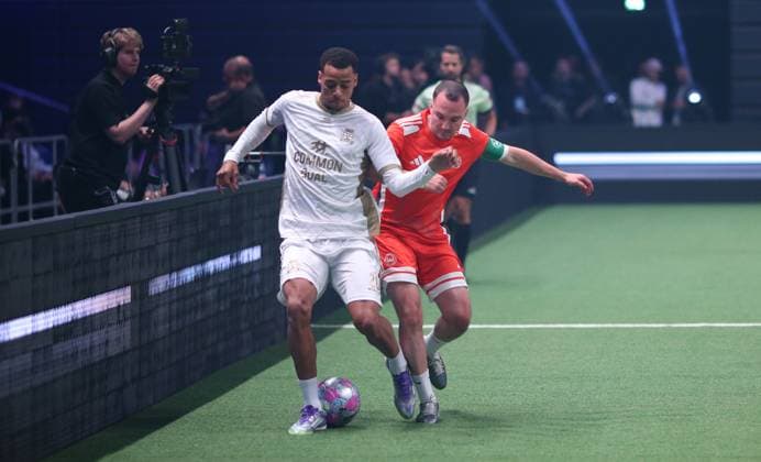 RECORD DATE NOT STATED Aufnahmedatum 6. Oktober 2025. Hallenfußball, The Icon League, Saison drei, Spieltag zwei in der Sporthalle Hamburg in Alsterdorf. Spiel vier: Wontorriors FC - B2B United. Bryant Baidoo (United,l.), Marvin Büyüksakarya. Winterhude Hamburg