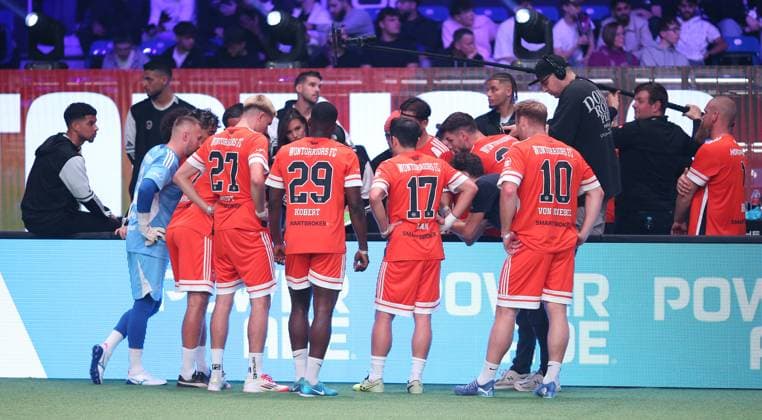 RECORD DATE NOT STATED Aufnahmedatum 6. Oktober 2025. Hallenfußball, The Icon League, Saison drei, Spieltag zwei in der Sporthalle Hamburg in Alsterdorf. Spiel vier: Wontorriors FC - B2B United. Timeout Wontorriors. Winterhude Hamburg