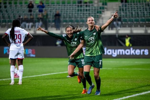 Alexandra Popp (VfL Wolfsburg, 11), Kessya Bussy (VfL Wolfsburg, 19) jubeln ueber das Tor zum 3:0, GER, VfL Wolfsburg (WOB) vs Paris Saint Germain (PSG), Fussball Uefa Womens Champions League, Ligaphase, 1. Spieltag, Saison 2025 2026, 08.10.2025 GER, VfL Wolfsburg vs Paris Saint Germain, Fussball Uefa Womens Champions League, Ligaphase, 1. Spieltag, Saison 2025 2026, 08.10.2025 Wolfsburg Copyright: xEibner-Pressefoto Memmlerx EP_MMR