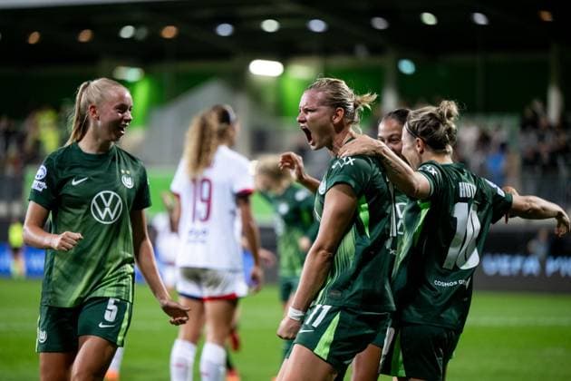 Alexandra Popp (VfL Wolfsburg, 11), Svenja Huth (VfL Wolfsburg, 10), Ella Peddemors (VfL Wolfsburg, 05) ubeln ueber das Tor zum 3:0, GER, VfL Wolfsburg (WOB) vs Paris Saint Germain (PSG), Fussball Uefa Womens Champions League, Ligaphase, 1. Spieltag, Saison 2025 2026, 08.10.2025 GER, VfL Wolfsburg vs Paris Saint Germain, Fussball Uefa Womens Champions League, Ligaphase, 1. Spieltag, Saison 2025 2026, 08.10.2025 Wolfsburg Copyright: xEibner-Pressefoto Memmlerx EP_MMR