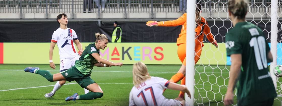 Frauen: VfL Wolfsburg vs Paris Saint-Germain Wolfsburg, 08.10.2025, Frauenfußball, Champions League, 1. Spieltag, VfL Wolfsburg vs Paris Saint-Germain, Bild zeigt: Alexandra Popp (vfL, 11) erzielt in dieser Szene das Tor zum 3:0 für den VfL Wolfsburg