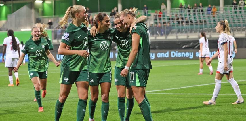 Frauen: VfL Wolfsburg vs Paris Saint-Germain Wolfsburg, 08.10.2025, Frauenfußball, Champions League, 1. Spieltag, VfL Wolfsburg vs Paris Saint-Germain, Bild zeigt: Jubel beim VfL über das Tor zum 3:0 durch Alexandra Popp (vfL, 11) Wolfsburg