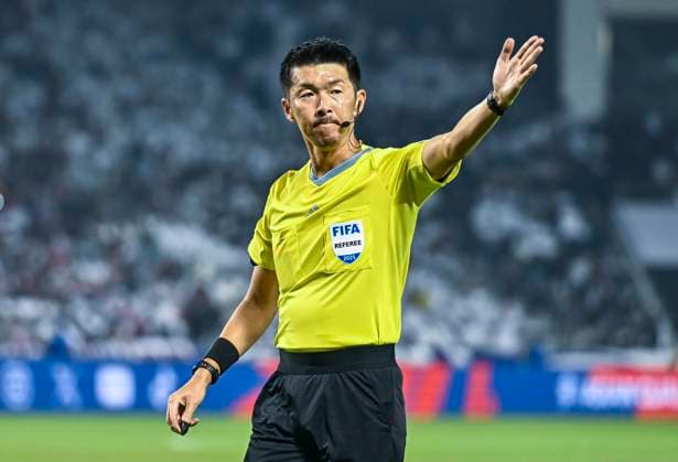 QATAR V OMAN-2026 FIFA World Cup, WM, Weltmeisterschaft, Fussball ASIAN QUALIFIER PLAYOFFS Japanese referee Yusuke Araki gestures during the FIFA World Cup 2026 AFC Asian qualifiers playoffs group A match between Qatar v Oman at Jassim Bin Hamad Stadium in Doha, Qatar, on October 8, 2025. DOHA Qatar Copyright: xNOUSHADx