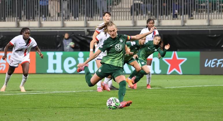 Frauen: VfL Wolfsburg vs Paris Saint-Germain Wolfsburg, 08.10.2025, Frauenfußball, Champions League, 1. Spieltag, VfL Wolfsburg vs Paris Saint-Germain, Bild zeigt: Janina Minge (VfL, 6) erzielt in dieser Szene per Elfmeter das Tor zum 4:0 für den VfL Wolfsburg