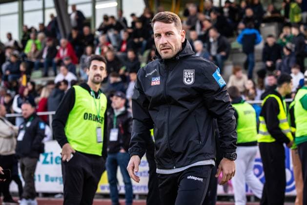 Fussball, Saison 2025 2026, 1. Bundesliga, 3. Liga, Sportzentrum an der Remsharter Straße Burgau, Testspiel, FC Augsburg - SSV Ulm 1846 Fußball, 08.10.2025 08.10.2025, Fussball, Saison 2025 2026, 1. Bundesliga, 3. Liga, Sportzentrum an der Remsharter Straße Burgau, Testspiel, FC Augsburg - SSV Ulm 1846 Fußball, Freisteller Einzelbild Portrait Porträt Trainer Moritz Glasbrenner (SSV Ulm 1846 Fußball) Foto: Lucca Fundel Burgau Sportzentrum an der Remsharter Straße Bayern Deutschland