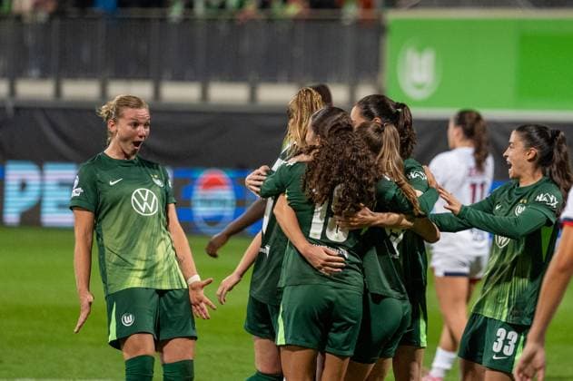 Deutschland, Fussball, UEFA, Women™s Champions League, 1. Spieltag 2025 2026, VfL Wolfsburg - Paris St. Germain am 08.10. in Wolfsburg (AOK-Stadion): Torjubel nach dem 4:0 durch den Elfmeter verwandelt von Janina Minge (VfL Wolfsburg 6) Alexandra Popp (VfL Wolfsburg 11) feiert Copyright: xSvenxHeidmannx