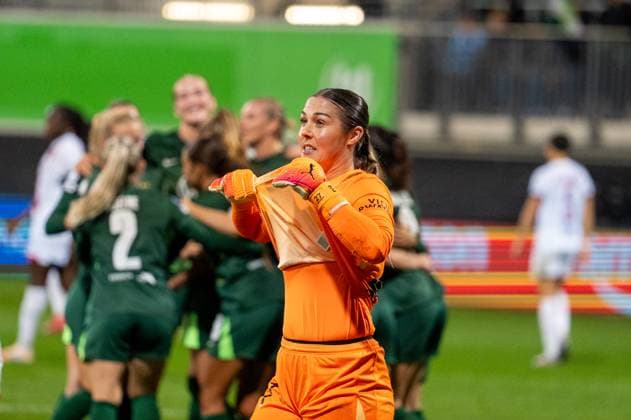 Deutschland, Fussball, UEFA, Women™s Champions League, 1. Spieltag 2025 2026, VfL Wolfsburg - Paris St. Germain am 08.10. in Wolfsburg (AOK-Stadion): Torjubel nach dem 4:0 durch den Elfmeter verwandelt von Janina Minge (VfL Wolfsburg 6) . Mary Earps (Paris Saint-Germain 27) verzweifelt Copyright: xSvenxHeidmannx