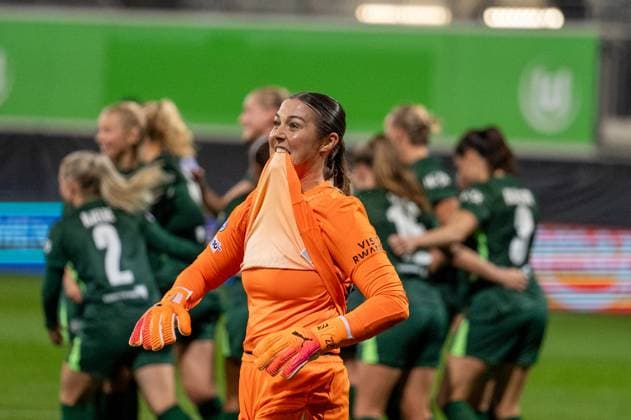 Deutschland, Fussball, UEFA, Women™s Champions League, 1. Spieltag 2025 2026, VfL Wolfsburg - Paris St. Germain am 08.10. in Wolfsburg (AOK-Stadion): Torjubel nach dem 4:0 durch den Elfmeter verwandelt von Janina Minge (VfL Wolfsburg 6) . Mary Earps (Paris Saint-Germain 27) verzweifelt Copyright: xSvenxHeidmannx