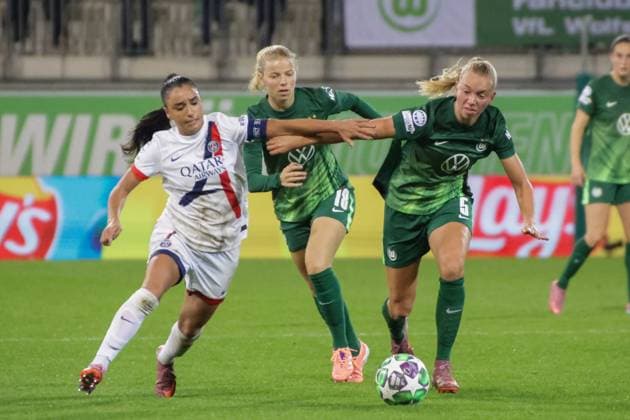08.10.2025, xgrfx, Fussball UEFA WomenÂ s Champions League, VfL Wolfsburg - Paris Saint-Germain v.l. Sakina Karchaoui (Paris (Saint Germain), Justine Kielland, Ella Peddemors (VfL Wolfsburg) (DFL DFB REGULATIONS PROHIBIT ANY USE OF PHOTOGRAPHS as IMAGE SEQUENCES and or QUASI-VIDEO) Wolfsburg