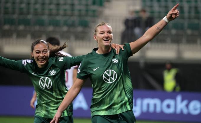 Alexandra Popp (VfL Wolfsburg) bejubelt mit Kessya Bussy (VfL Wolfsburg) das Tor zum 3-0 Fussball, Frauen, Saison 2025 2026, Womens Champions League, VfL Wolfsburg gegen Paris SG, 4-0