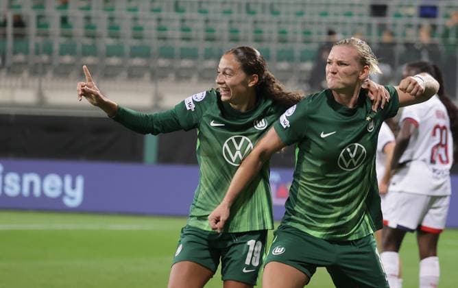 Alexandra Popp (VfL Wolfsburg) bejubelt mit Kessya Bussy (VfL Wolfsburg) das Tor zum 3-0 Fussball, Frauen, Saison 2025 2026, Womens Champions League, VfL Wolfsburg gegen Paris SG, 4-0