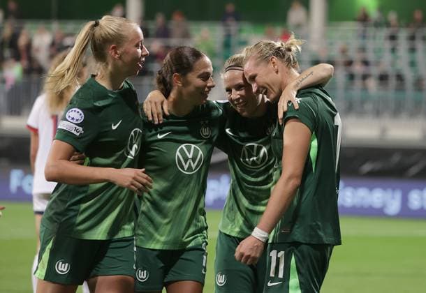 Alexandra Popp (VfL Wolfsburg) bejubelt mit Kessya Bussy (VfL Wolfsburg) das Tor zum 3-0, links freut sich Ella Peddemors (VfL Wolfsburg) Fussball, Frauen, Saison 2025 2026, Womens Champions League, VfL Wolfsburg gegen Paris SG, 4-0