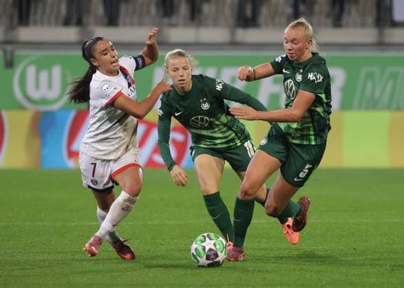 v.l. Sakina Karchaoui (Paris Saint-Germain), Justine Kielland (VfL Wolfsburg), Ella Peddemors (VfL Wolfsburg) Fussball, Frauen, Saison 2025 2026, Womens Champions League, VfL Wolfsburg gegen Paris SG, 4-0