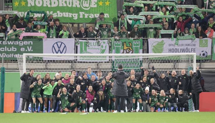 Siegerinnenfoto vor den Fans, VfL Wolfsburg Fussball, Frauen, Saison 2025 2026, Womens Champions League, VfL Wolfsburg gegen Paris SG, 4-0