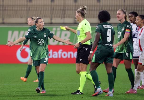 Schiedsrichterin Desiree Grundbacher (SUI) zeigt Svenja Huth (VfL Wolfsburg) die gelbe Karte Fussball, Frauen, Saison 2025 2026, Womens Champions League, VfL Wolfsburg gegen Paris SG, 4-0