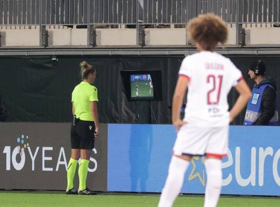 Schiedsrichterin Desiree Grundbacher am Bildschirm, nach VAR gibt sie Elfmeter fuer Wolfsburg Fussball, Frauen, Saison 2025 2026, Womens Champions League, VfL Wolfsburg gegen Paris SG, 4-0