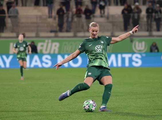 Alexandra Popp (VfL Wolfsburg) am ball Fussball, Frauen, Saison 2025 2026, Womens Champions League, VfL Wolfsburg gegen Paris SG, 4-0