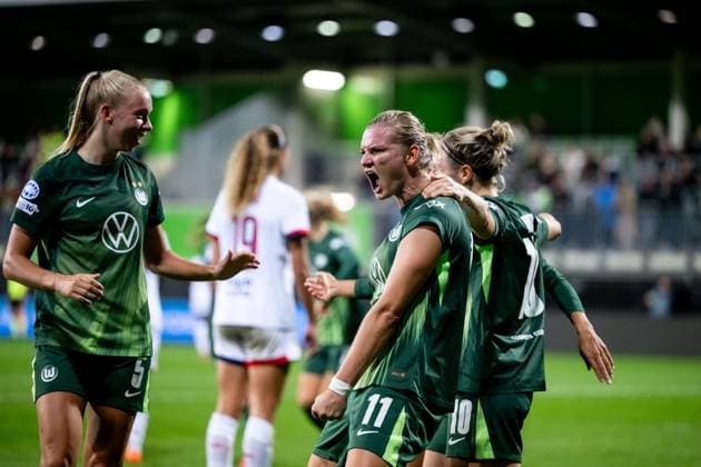 Alexandra Popp (VfL Wolfsburg, 11), Ella Peddemors (VfL Wolfsburg, 05), Svenja Huth (VfL Wolfsburg, 10) jubeln ueber das Tor zum 3:0, GER, VfL Wolfsburg (WOB) vs Paris Saint Germain (PSG), Fussball Uefa Womens Champions League, Ligaphase, 1. Spieltag, Saison 2025 2026, 08.10.2025 GER, VfL Wolfsburg vs Paris Saint Germain, Fussball Uefa Womens Champions League, Ligaphase, 1. Spieltag, Saison 2025 2026, 08.10.2025 Wolfsburg Copyright: xEibner-Pressefoto Memmlerx EP_MMR