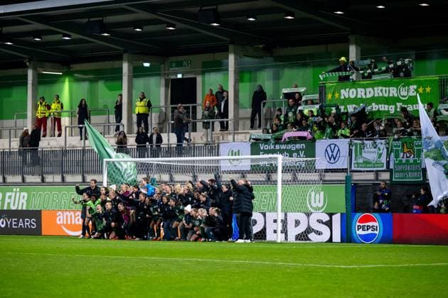 Teamfoto VfL Wolfsburg vor den Fans, GER, VfL Wolfsburg (WOB) vs Paris Saint Germain (PSG), Fussball Uefa Womens Champions League, Ligaphase, 1. Spieltag, Saison 2025 2026, 08.10.2025 GER, VfL Wolfsburg vs Paris Saint Germain, Fussball Uefa Womens Champions League, Ligaphase, 1. Spieltag, Saison 2025 2026, 08.10.2025 Wolfsburg Copyright: xEibner-Pressefoto Memmlerx EP_MMR