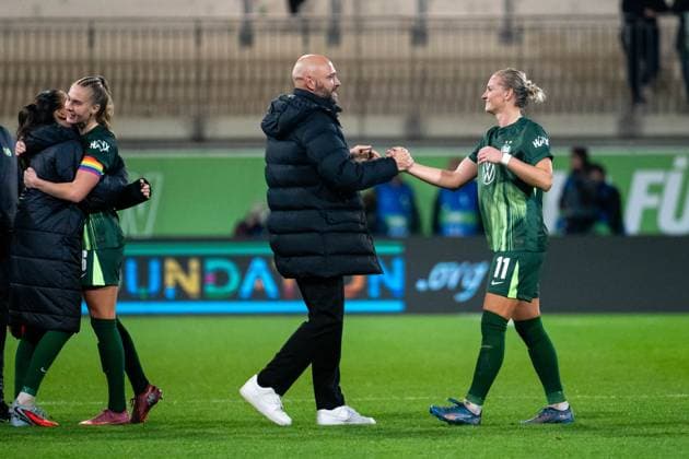 Stephan Lerch (VfL Wolfsburg, Trainer), Alexandra Popp (VfL Wolfsburg, 11) klatschen zufrieden ab und jubeln ueber den Sieg, GER, VfL Wolfsburg (WOB) vs Paris Saint Germain (PSG), Fussball Uefa Womens Champions League, Ligaphase, 1. Spieltag, Saison 2025 2026, 08.10.2025 GER, VfL Wolfsburg vs Paris Saint Germain, Fussball Uefa Womens Champions League, Ligaphase, 1. Spieltag, Saison 2025 2026, 08.10.2025 Wolfsburg Copyright: xEibner-Pressefoto Memmlerx EP_MMR