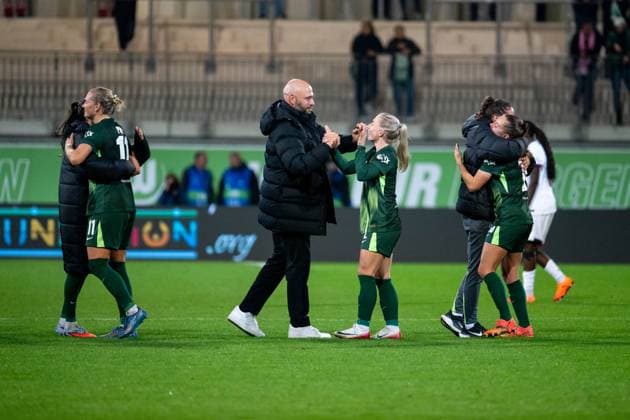 Stephan Lerch (VfL Wolfsburg, Trainer), Thea Bjelde (VfL Wolfsburg, 02) klatschen zufrieden ab und jubeln ueber den Sieg, GER, VfL Wolfsburg (WOB) vs Paris Saint Germain (PSG), Fussball Uefa Womens Champions League, Ligaphase, 1. Spieltag, Saison 2025 2026, 08.10.2025 GER, VfL Wolfsburg vs Paris Saint Germain, Fussball Uefa Womens Champions League, Ligaphase, 1. Spieltag, Saison 2025 2026, 08.10.2025 Wolfsburg Copyright: xEibner-Pressefoto Memmlerx EP_MMR