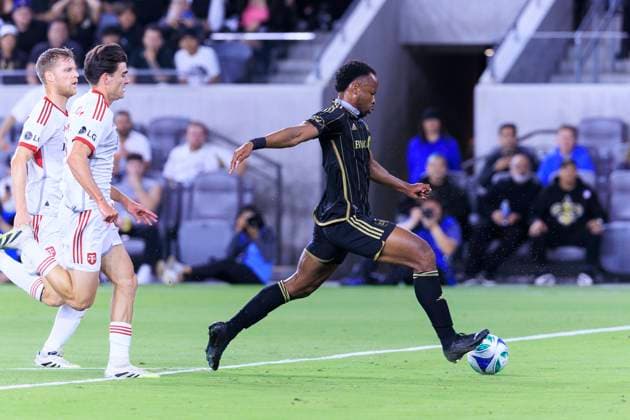 October 8, 2025, Los Angeles, California, USA: Jeremy Ebobisse 17 of the Los Angeles Football Club scores a goal during their regular season MLS, Fussball Herren, USA game against the Toronto FC on Wednesday October 8, 2025 at the BMO Stadium in Los Angeles, California. ARIANA RUIZ PI Los Angeles USA - ZUMAp124 20251008_zaa_p124_008 Copyright: xArianaxRuizx