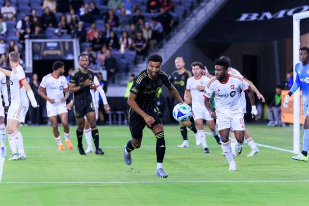October 8, 2025, Los Angeles, California, USA: Timothy Tillman 11 of the Los Angeles Football Club chases after the ball during their regular season MLS, Fussball Herren, USA game against the Toronto FC on Wednesday October 8, 2025 at the BMO Stadium in Los Angeles, California. ARIANA RUIZ PI Los Angeles USA - ZUMAp124 20251008_zaa_p124_018 Copyright: xArianaxRuizx