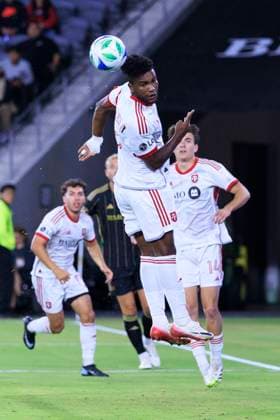 October 8, 2025, Los Angeles, California, USA: Jose Cifuentes 8 of the Toronto FC heads the ball during their regular season MLS, Fussball Herren, USA game against the Los Angeles Football Club on Wednesday October 8, 2025 at the BMO Stadium in Los Angeles, California. ARIANA RUIZ PI Los Angeles USA - ZUMAp124 20251008_zaa_p124_019 Copyright: xArianaxRuizx