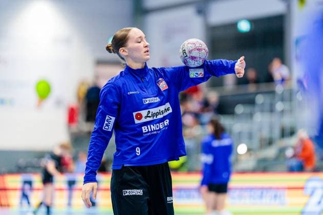 Nieke Kuehne (HSG Blomberg-Lippe, 09) balanciert einen Spielball Ball auf ihrem Arm GER, HSG Blomberg-Lippe vs. HSG Bensheim Auerbach, Handball, 1. Bundesliga Frauen, 8. Spieltag, Spielzeit 2025 2026, 08.10.2025 GER, HSG Blomberg-Lippe vs. HSG Bensheim Auerbach, Handball, 1. Bundesliga Frauen, 8. Spieltag, Spielzeit 2025 2026, 08.10.2025 Blomberg Copyright: xEibner-Pressefoto JanxRollingerx EP_JSK