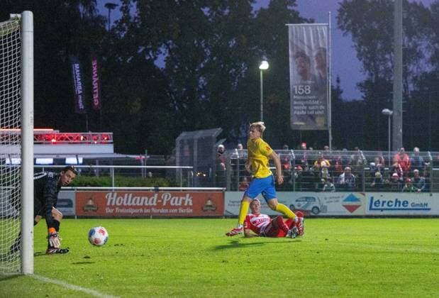 Fußball, Herren, Saison 2025 2026, Testspiel, FSV 63 Luckenwalde - 1. FC Union Berlin (0:3), Tim Skarke (am Boden, 1. FC Union Berlin) erzielt das Tor zum 1:0 gegen Torwart Kevin Tittel (FSV Luckenwalde), 08.10. 2025, Copyright: xMatthiasxKochx
