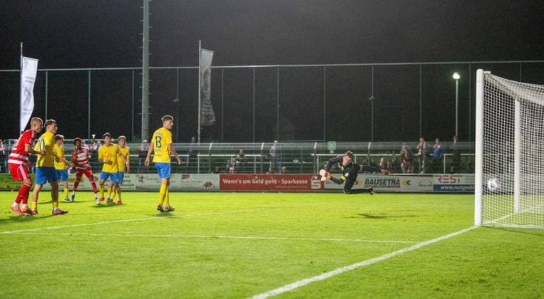 Fußball, Herren, Saison 2025 2026, Testspiel, FSV 63 Luckenwalde - 1. FC Union Berlin (0:3), Yann Megaptche (4. v. l., 1. FC Union Berlin) erzielt das Tor zum 0:3 gegen Torwart Kevin Tittel (FSV Luckenwalde), 08.10. 2025, Copyright: xMatthiasxKochx