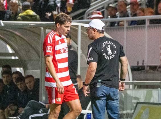 Fußball, Herren, Saison 2025 2026, Testspiel, FSV 63 Luckenwalde - 1. FC Union Berlin (0:3), v. l. Robert Skov (1. FC Union Berlin) geht verletzt vom Platz, Trainer Steffen Baumgart (1. FC Union Berlin), 08.10. 2025, Copyright: xMatthiasxKochx